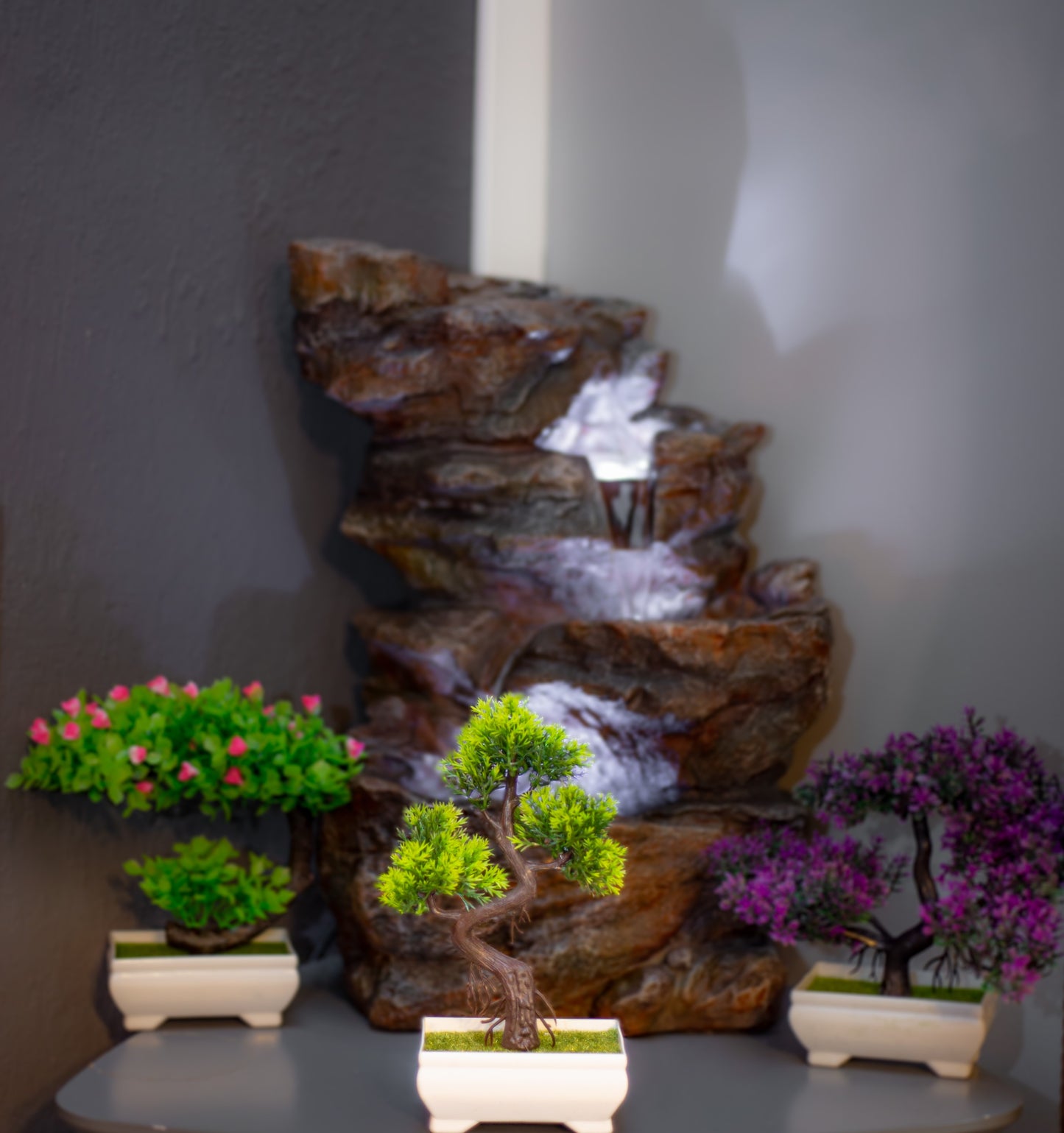 Kunstig-Cedar-Bonsaitre-Hvit-Plastpotte-25cm