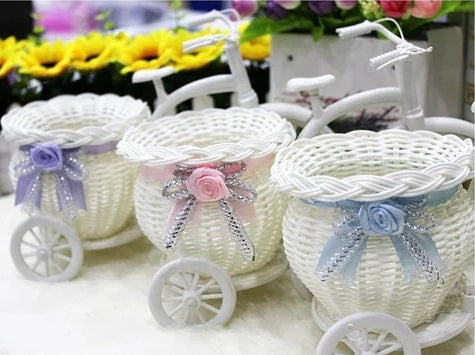 Blomster Pynt i form av Hvit Trehjulssykkel med Rattan Kurv