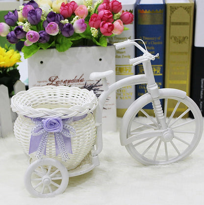 Blomster Pynt i form av Hvit Trehjulssykkel med Rattan Kurv